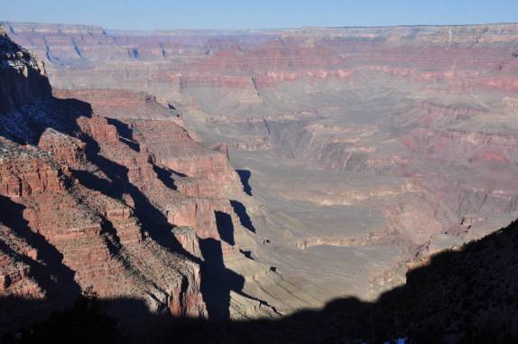 A magnífica vista do Grand Canyon enquanto descemos, o sol tomando conta da paisagem, de pouco em pouco (no Arizona, nos Estados Unidos).
